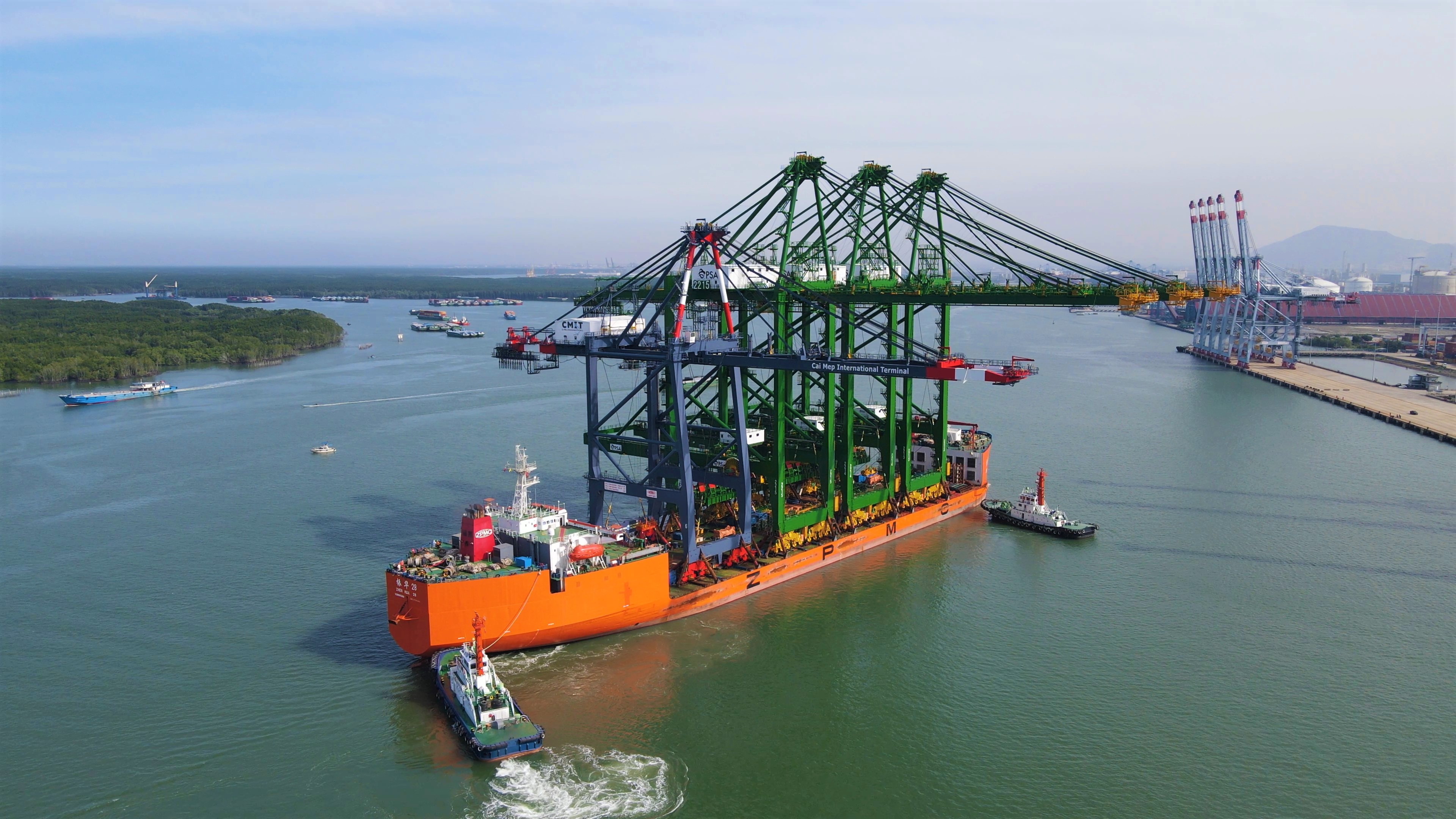 Cai Mep International Terminal receives the sixth quay crane to boost outstanding operational capacity